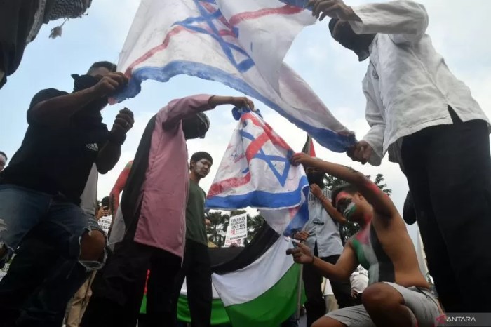 Korban di Gaza Terus Bertambah, AS Tetap Kirim Senjata ke Israel - YouTube Israel Bungkam Saat Ditanya Gaza, Netizen Dunia Geram!