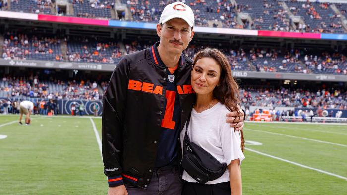Ashton Kutcher reps the Chicago Bears as he poses with wife Mila Kunis ... Ashton Kutcher Prediksi Bears 12 5 Fans NFL Ribut