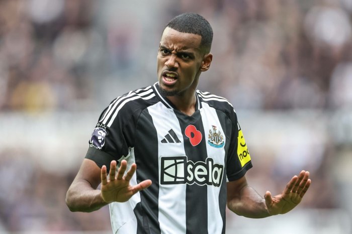 Alexander Isak Senyum Jelang Debut Reds