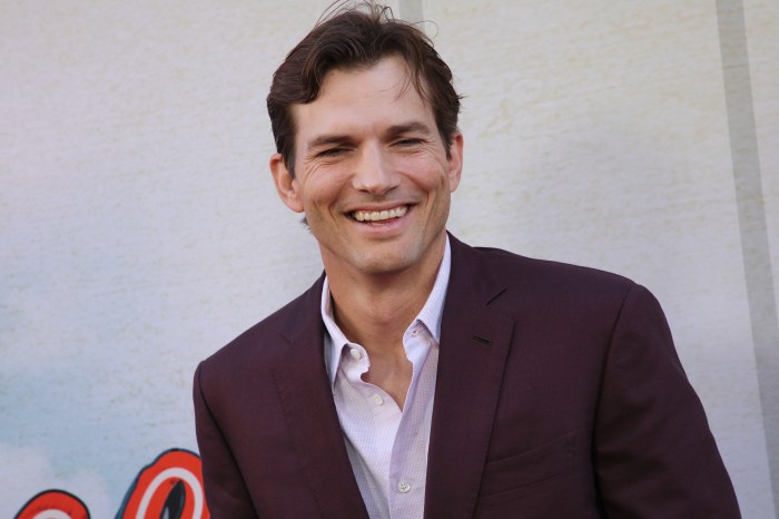 Ashton Kutcher Ramalkan Bears Bikin Heboh NFL 2025